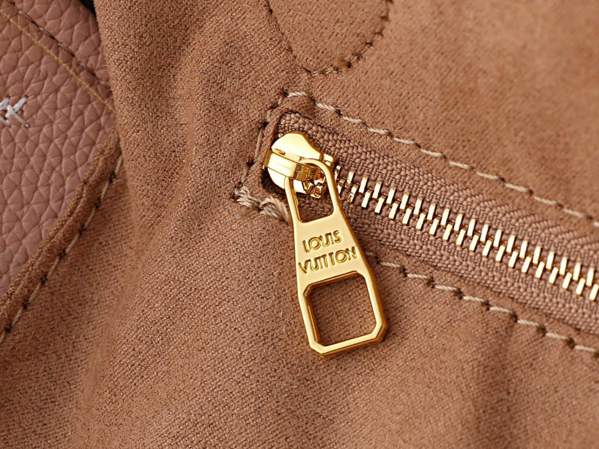 Louis Vuitton Neverfull Monogram Tote with Matching Pouch — detail