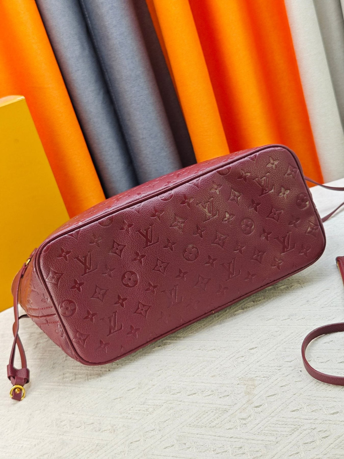 Louis Vuitton Neverfull Monogram Tote Bag — detail