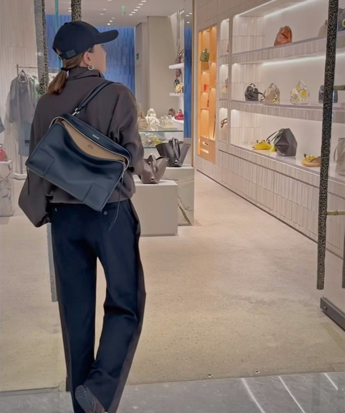 Loewe Amazona180 Zip-Top Handle Bag — model