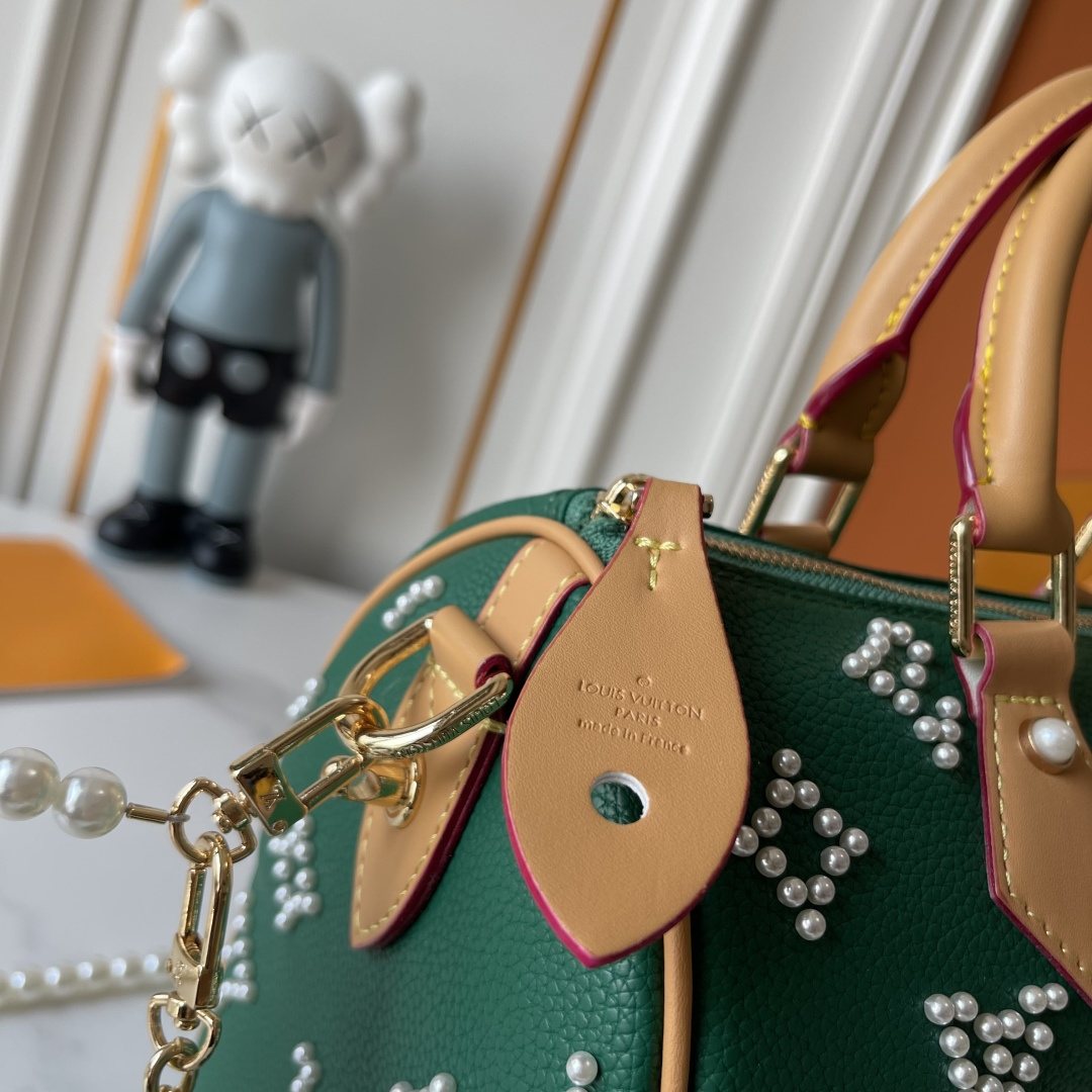 Louis Vuitton Speedy Bandoulière Pearl-Like Motif Satchel — detail