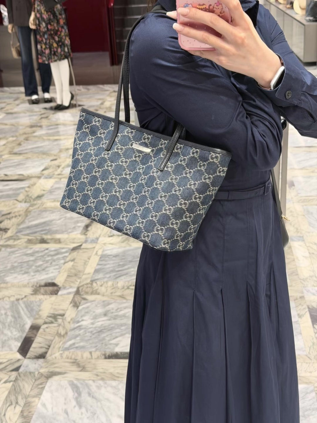 Gucci Essence GG Pattern Tote Bag — model